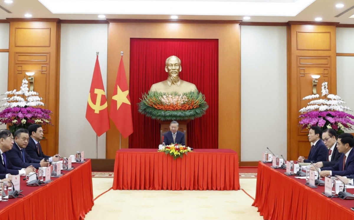 Party General Secretary holds phone talks with RoK President